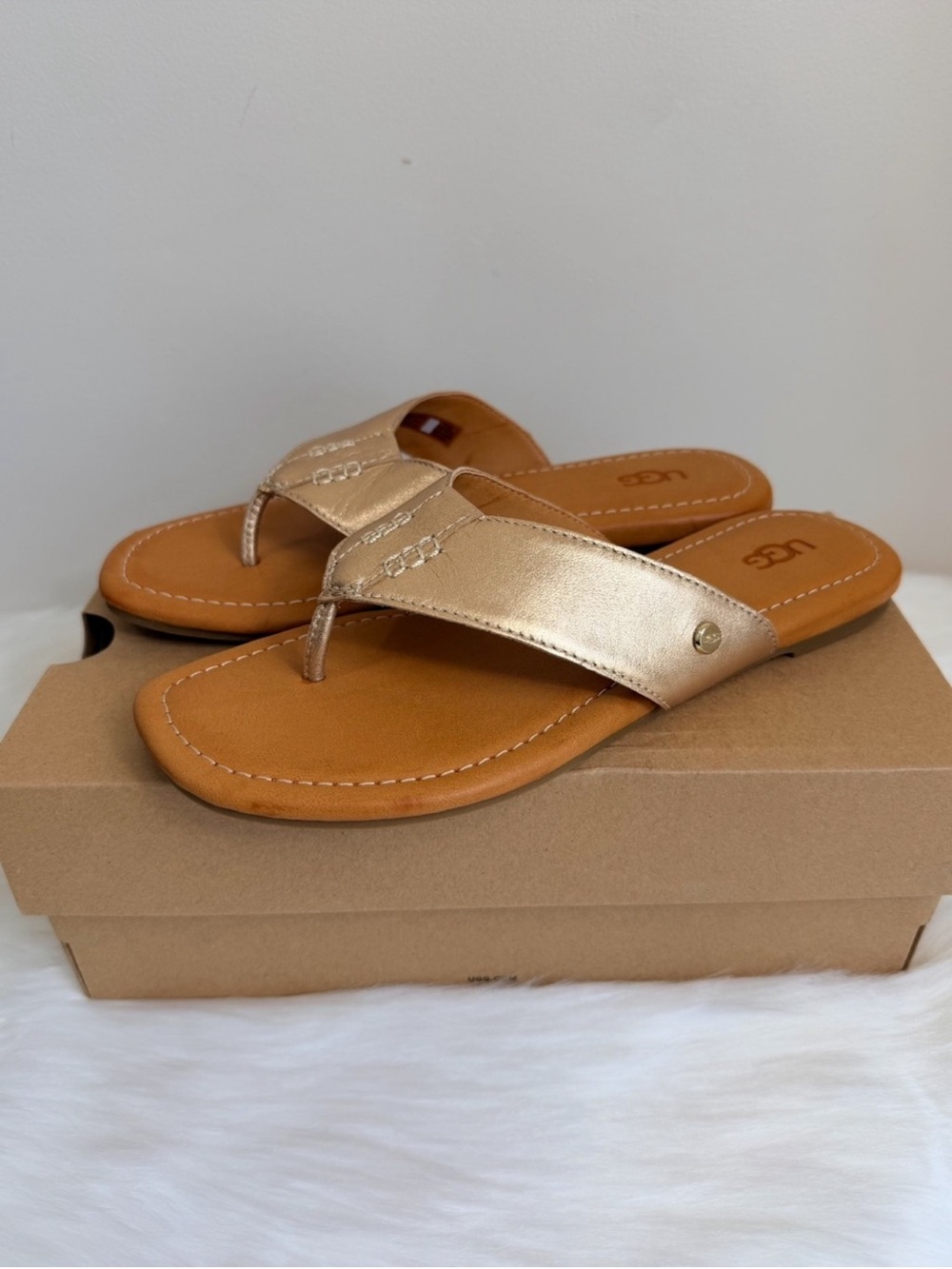 NIB UGG Women’s Carey Gold Metallic Leather Flip Sandals Size 6.5 - Picture 14 of 16